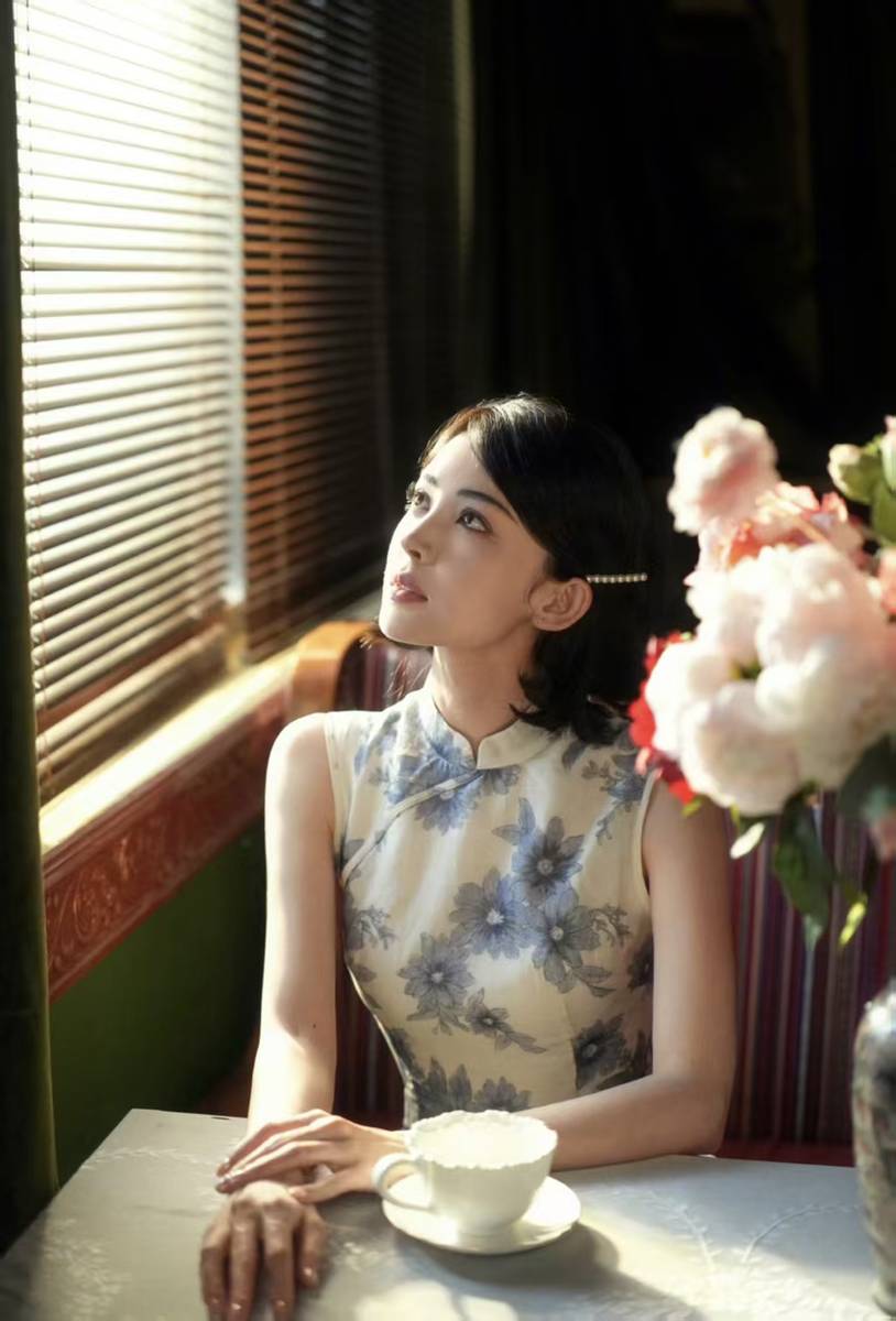 娜扎穿水墨青花旗袍戴珍珠发卡 温婉清丽韵味澈底
