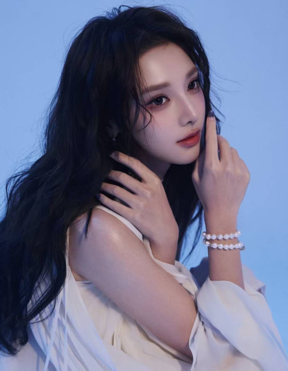 彭小苒穿白纱裙化身蝴蝶神女 凉爽虚幻灵动脱俗