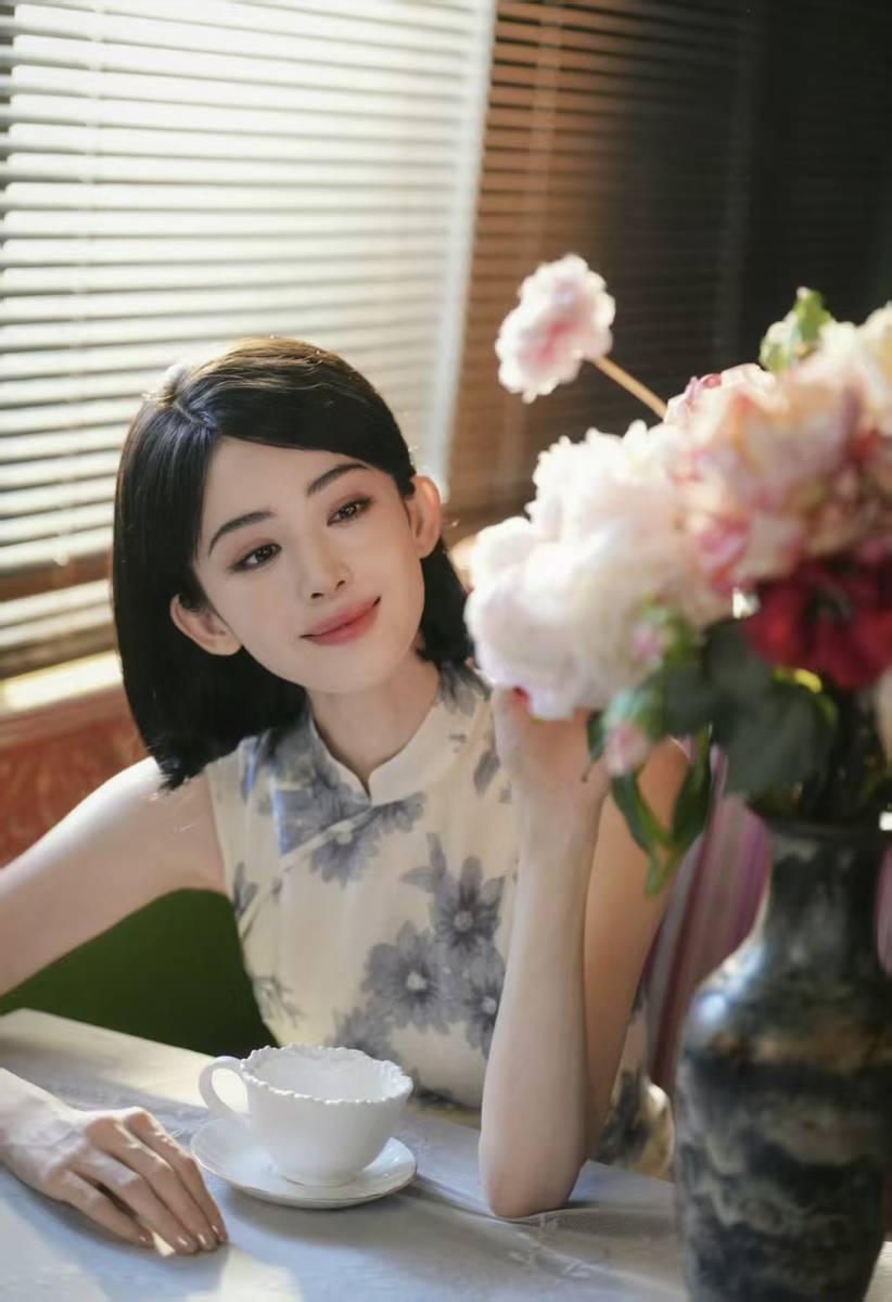 娜扎穿水墨青花旗袍戴珍珠发夹 温婉清丽韵味十足