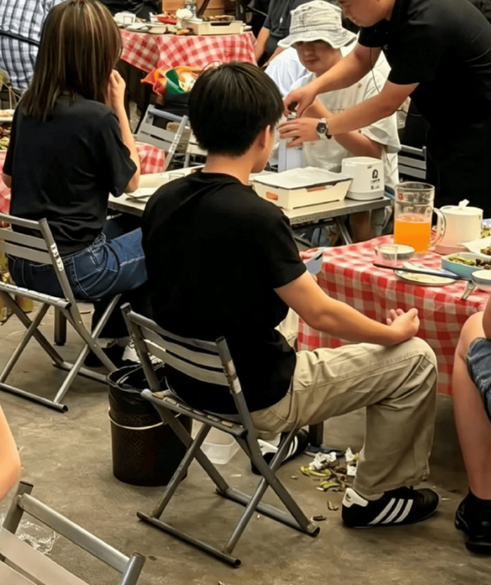 包贝尔包文婧上周五吃饭被偶遇 没带孩子全程低调