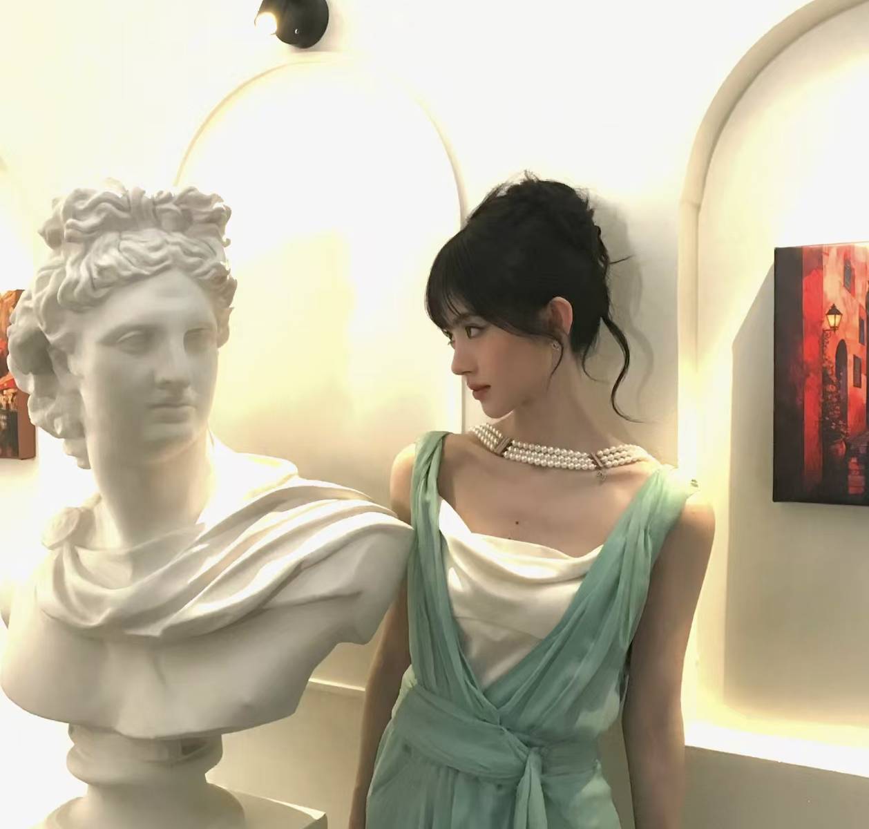 鞠婧祎穿绿纱质长裙配珍珠项链 清雅温婉贵气动人