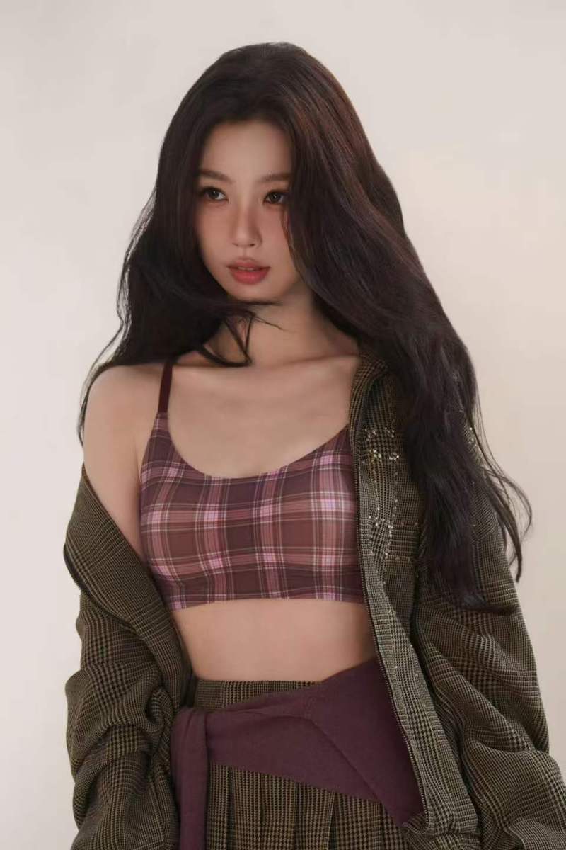 虞书欣穿美拉德色系格纹套装 明艳复古辣妹感十足