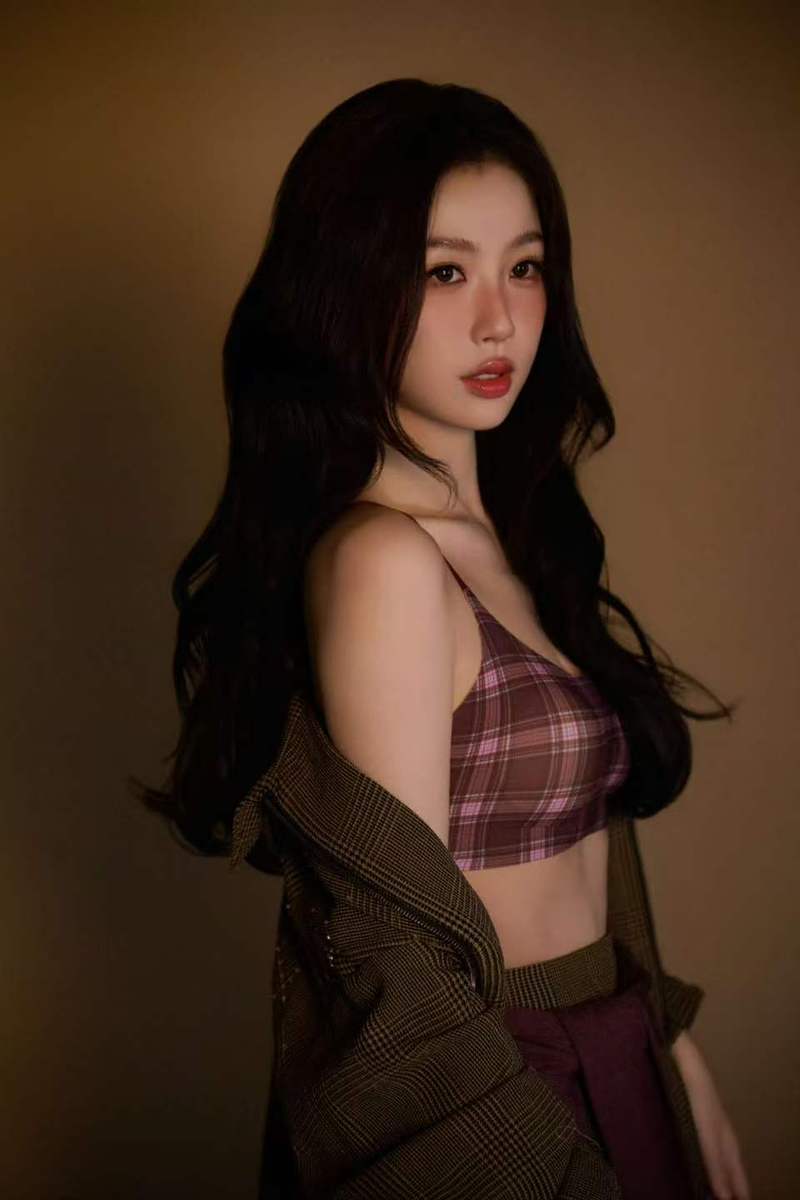 虞书欣穿美拉德色系格纹套装 明艳复古辣妹感十足