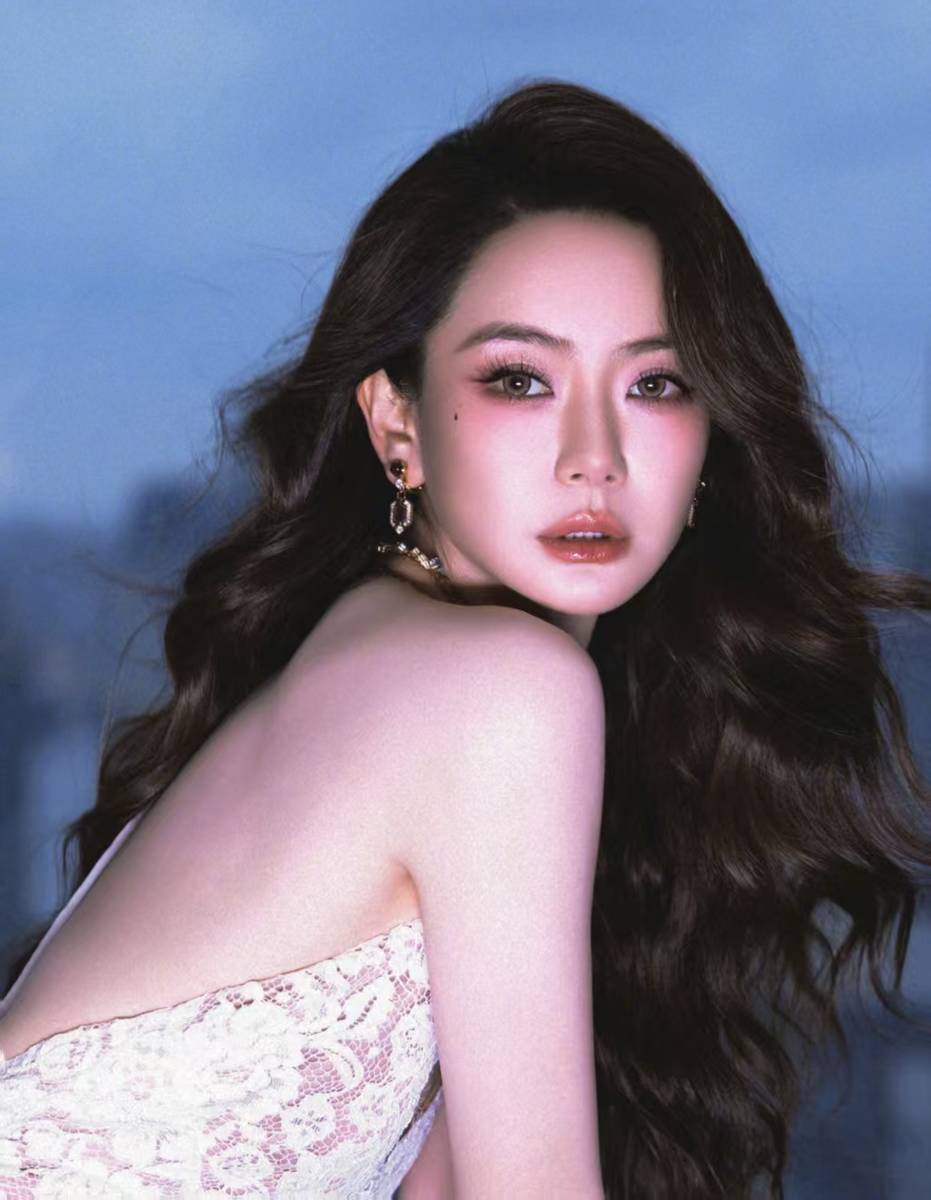戚薇穿白色蕾丝露背吊带长裙 优雅迷人氛围感拉满