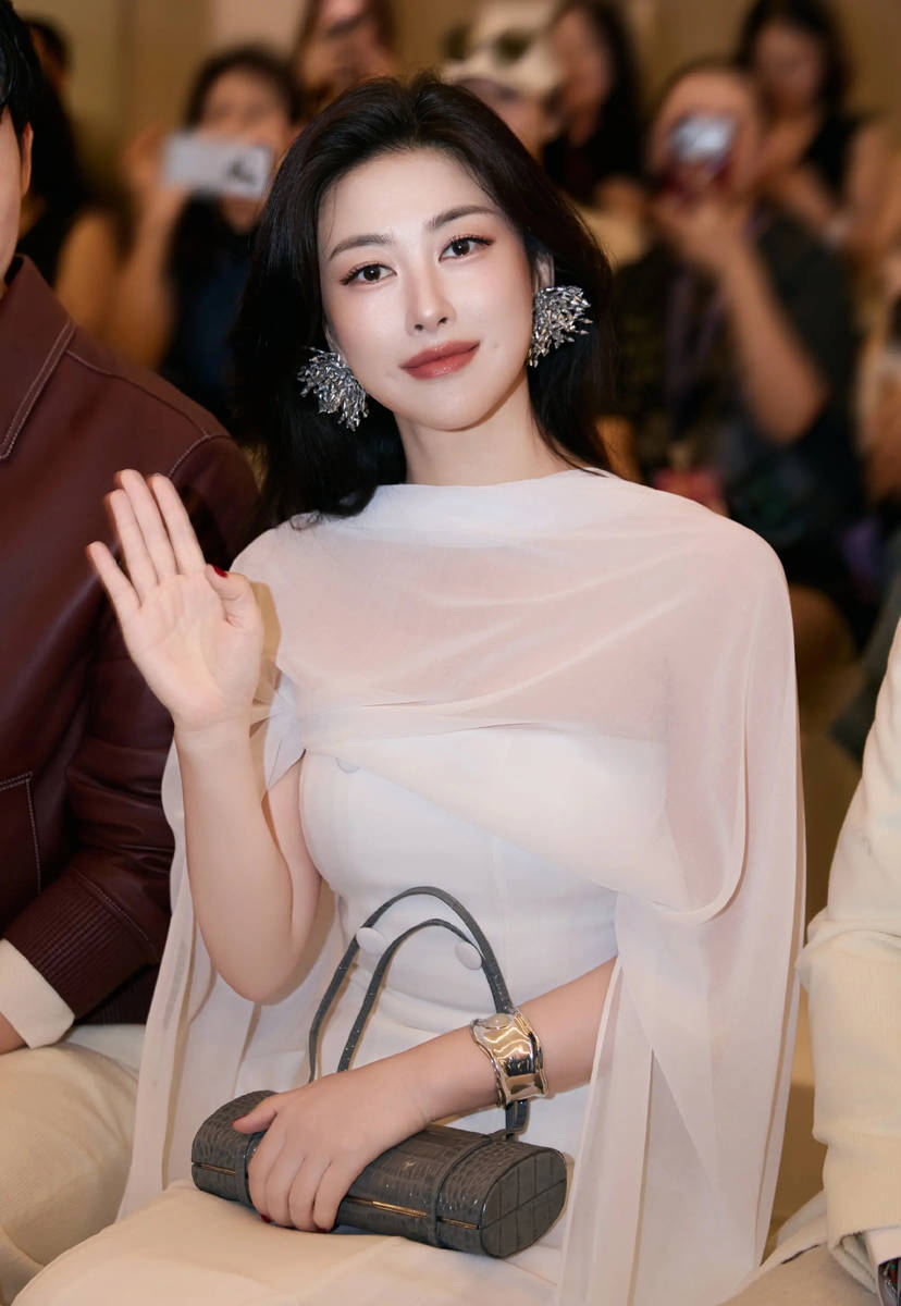 朱珠晒看秀美照状态佳 一袭白色长裙气质优雅迷人