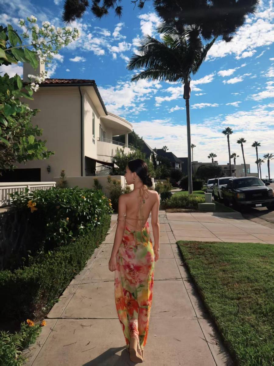 Elly穿印花比基尼海边度假 大秀美背长腿好吸睛