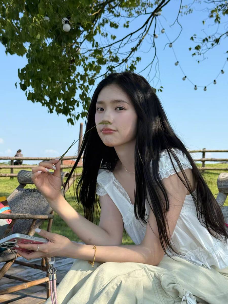林允穿蕾丝花边衣搭工装裤 漫步绿野间清新又治愈