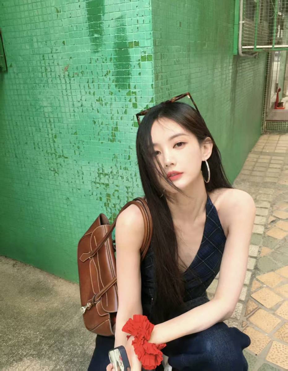 下一个图集 李一桐晒澳门街头随拍 格纹挂脖穿搭随性松弛清新动人