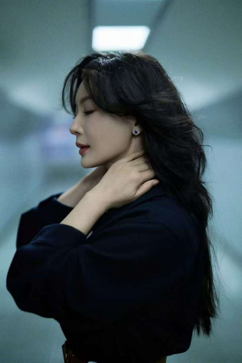 陈数穿藏青系带衬衫搭白色阔腿裤 知性干练尽显熟女氛围感