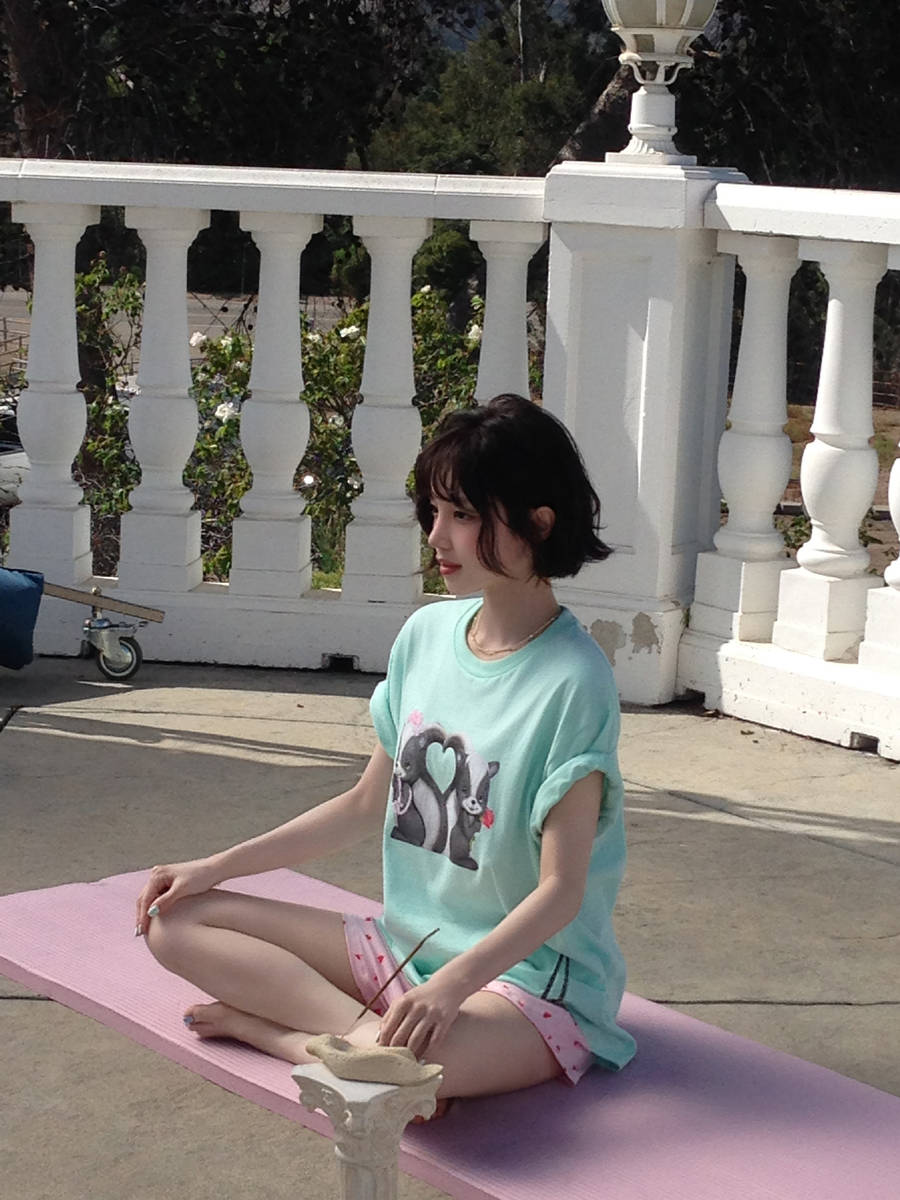 宋雨琦穿绿色小狗背心 嘟嘴卖萌俏皮少女感十足