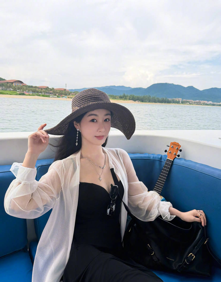 杨紫穿白衫廓清松懈 手捧椰子尽显舒坦沐日感