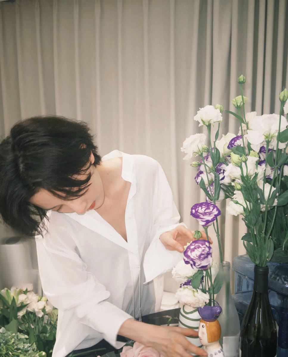 宋祖儿短发搭配简约白衬衫 眼神澄澈少女感十足