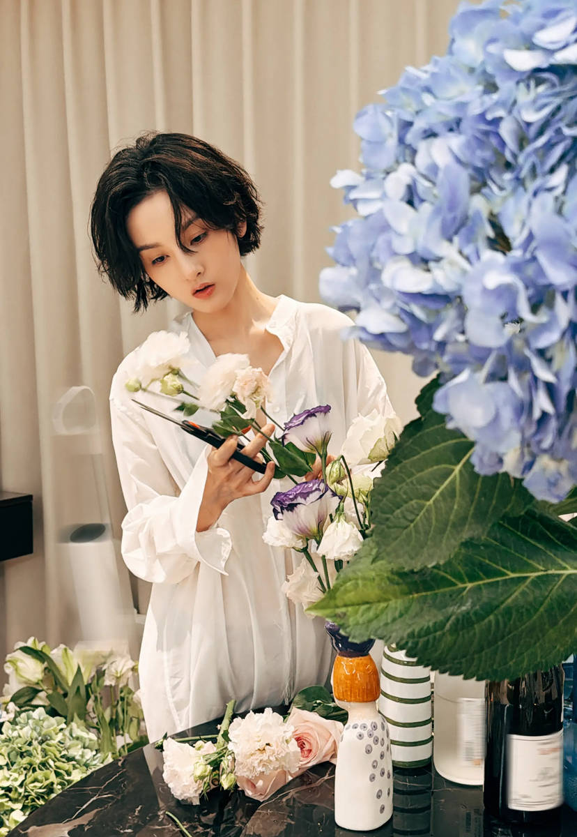 宋祖儿短发搭配简约白衬衫 眼神澄澈少女感十足