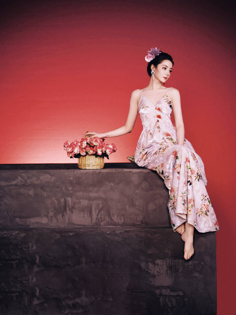 迪丽热巴化身性感花仙子 穿吊带裙勾勒曼妙身姿