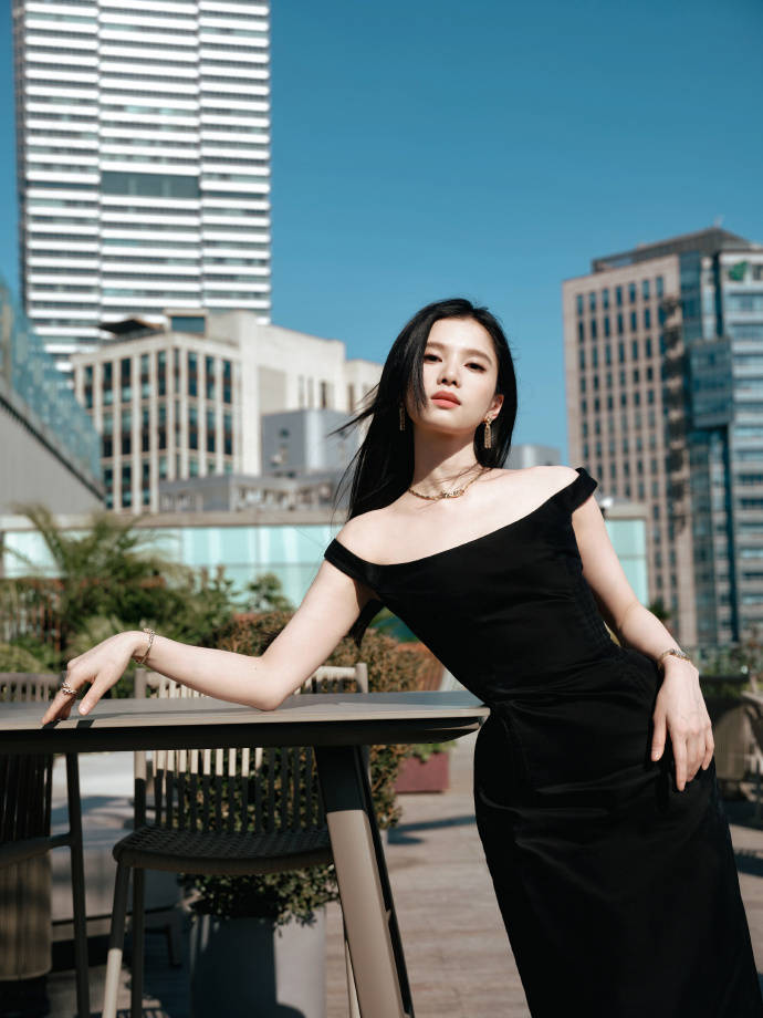 张婧仪穿一字肩黑裙好优雅 矜贵令嫒感溢出屏幕