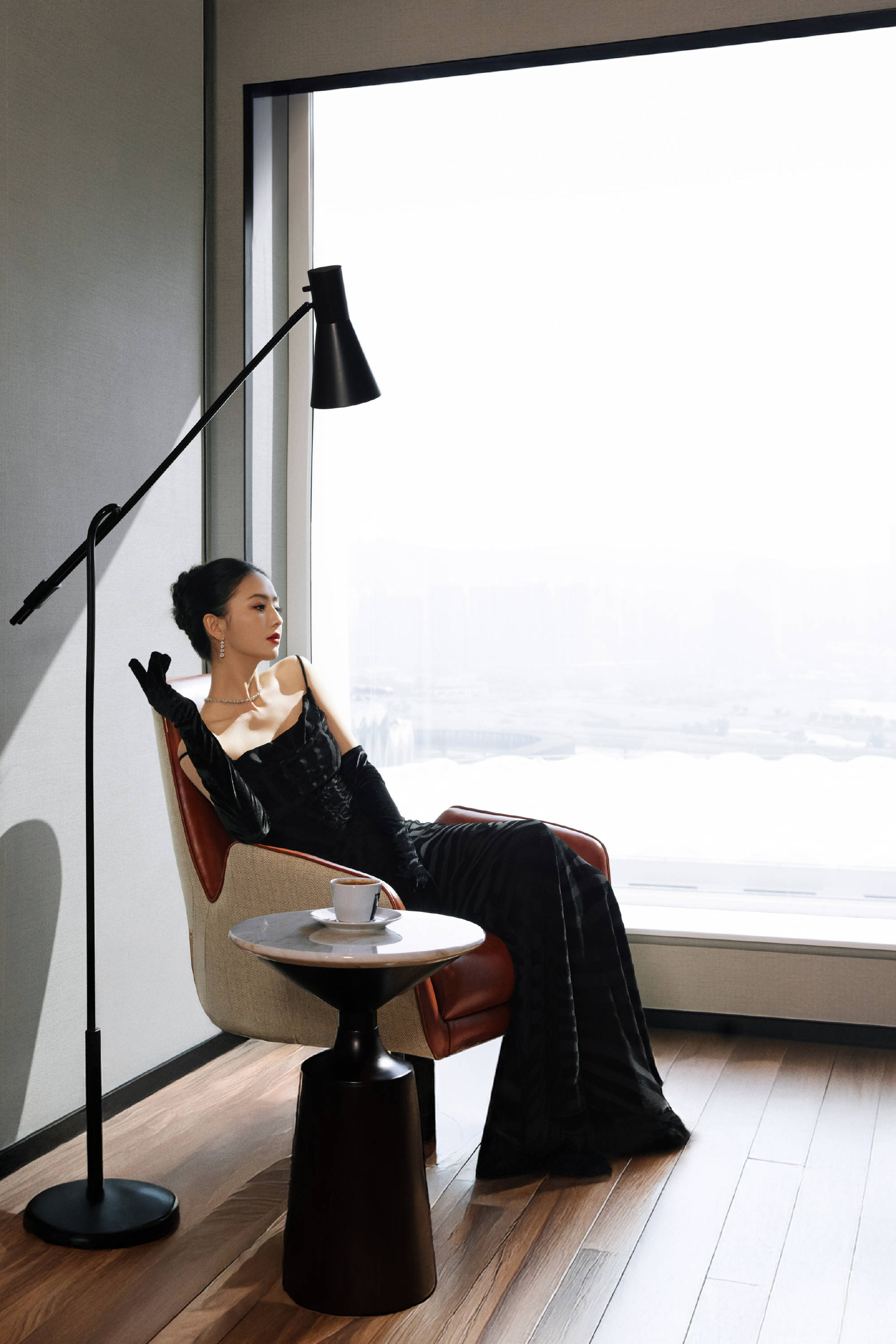 佟丽娅穿吊带裙勾画唯妙身姿！风情万种女东谈主味满盈