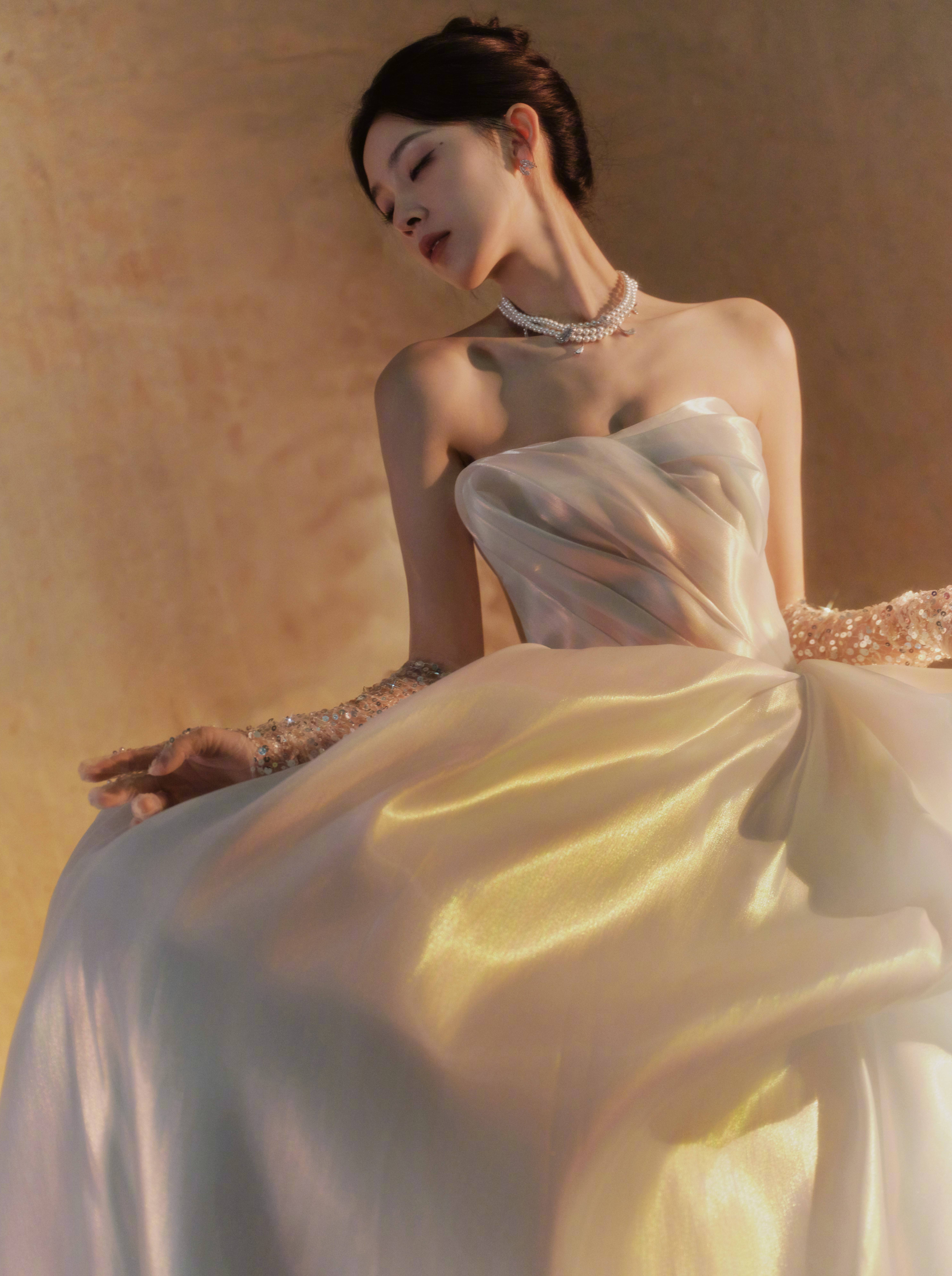 陈瑶穿抹胸长裙化身油画女郎 盘发造型精致优雅