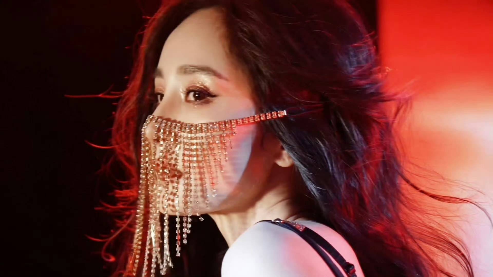 杨幂戴钻石脸链娇媚动东谈主 穿性感吊带媚眼如丝