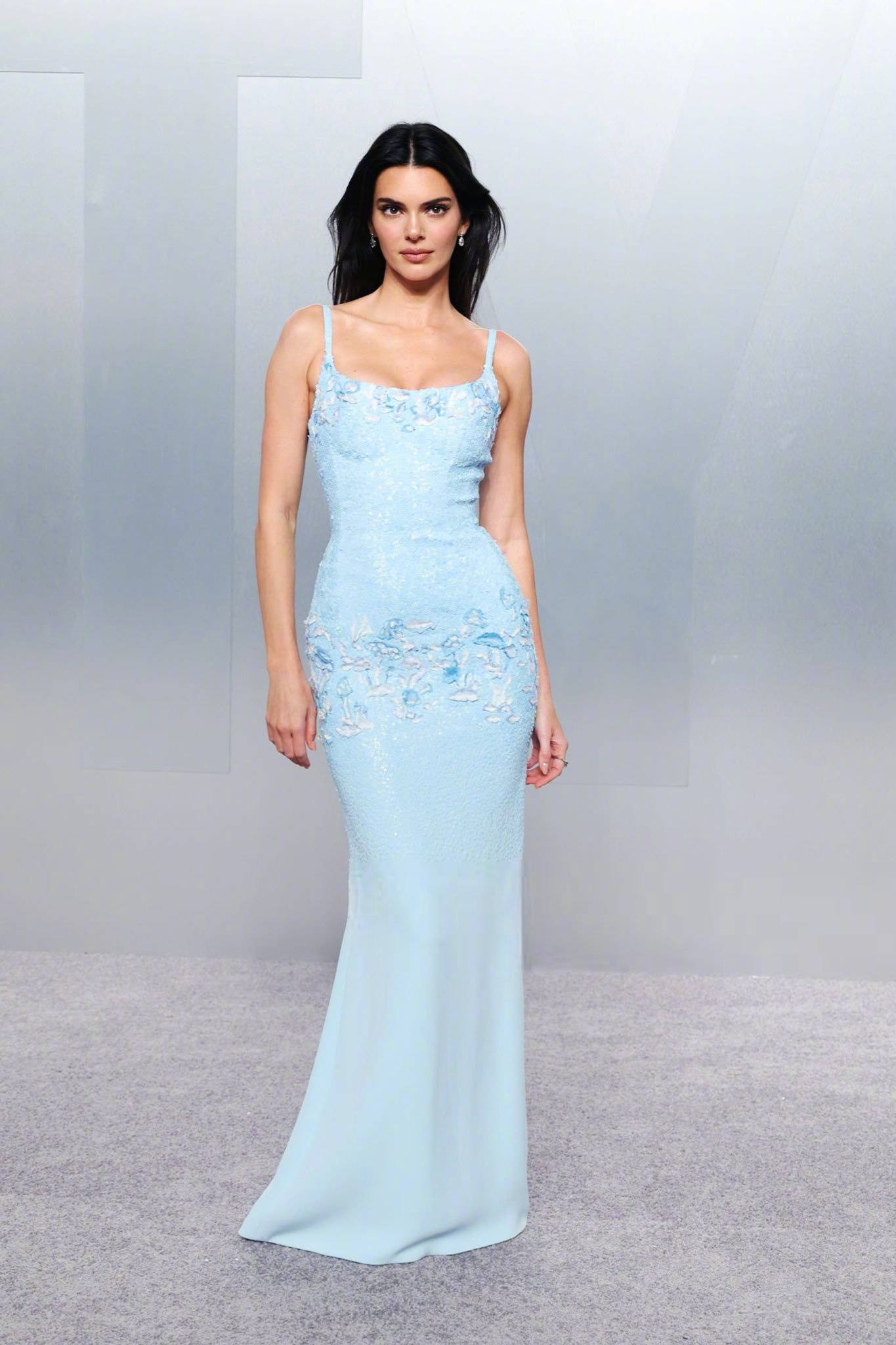 肯豆戴钻石耳饰浅笑温柔 蓝裙造型尽显精致高级