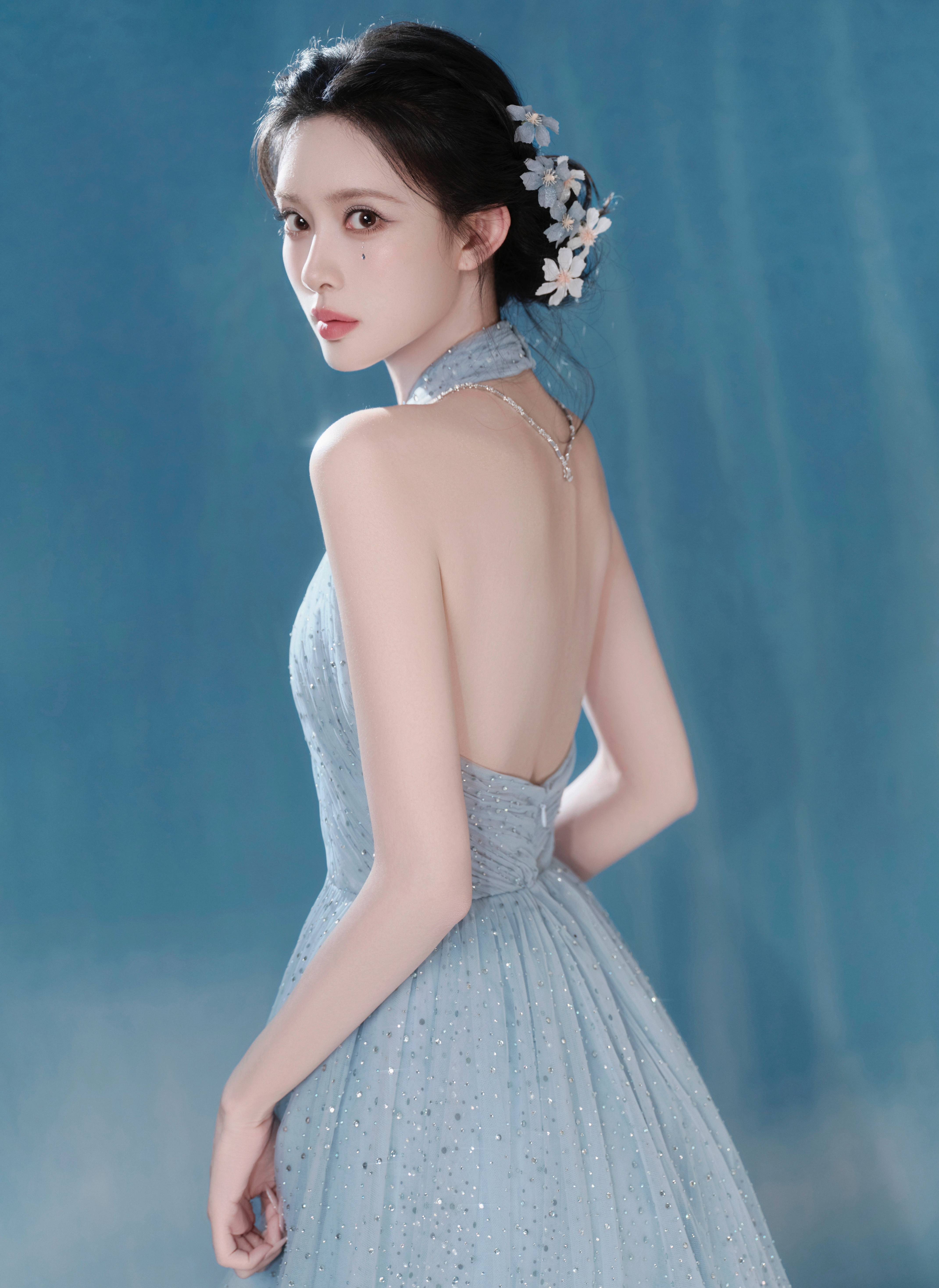 孟子义穿浅蓝星光裙出席行径 爽朗优雅尽显仙韵