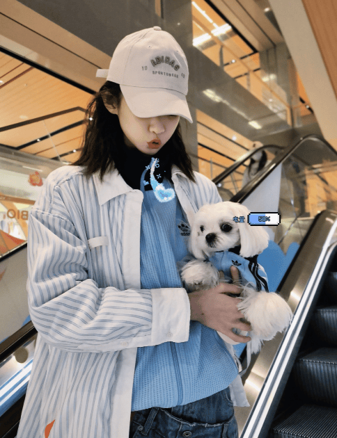 张艺凡休闲穿搭随性自在 球场挥拍尽显运动少女感