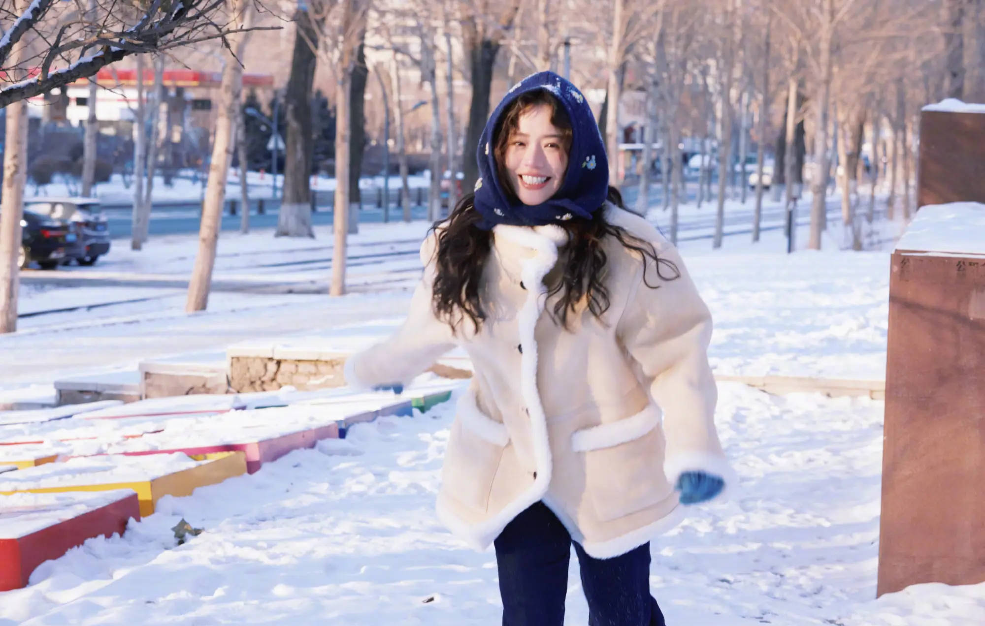 马思纯晒长春旅游照！冬日雪地上开心奔跑元气满满