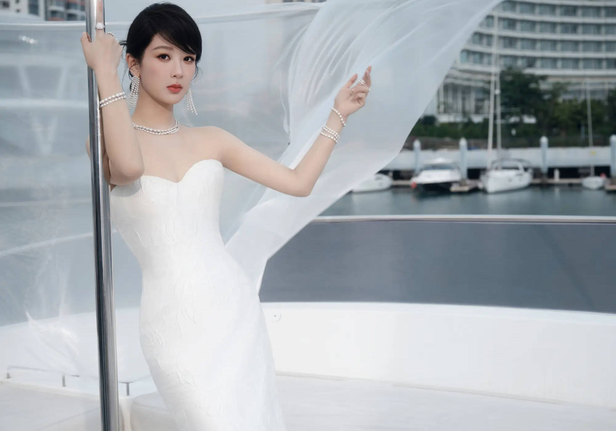 杨紫穿抹胸裙似优雅白天鹅！绽放温柔笑容美貌养眼