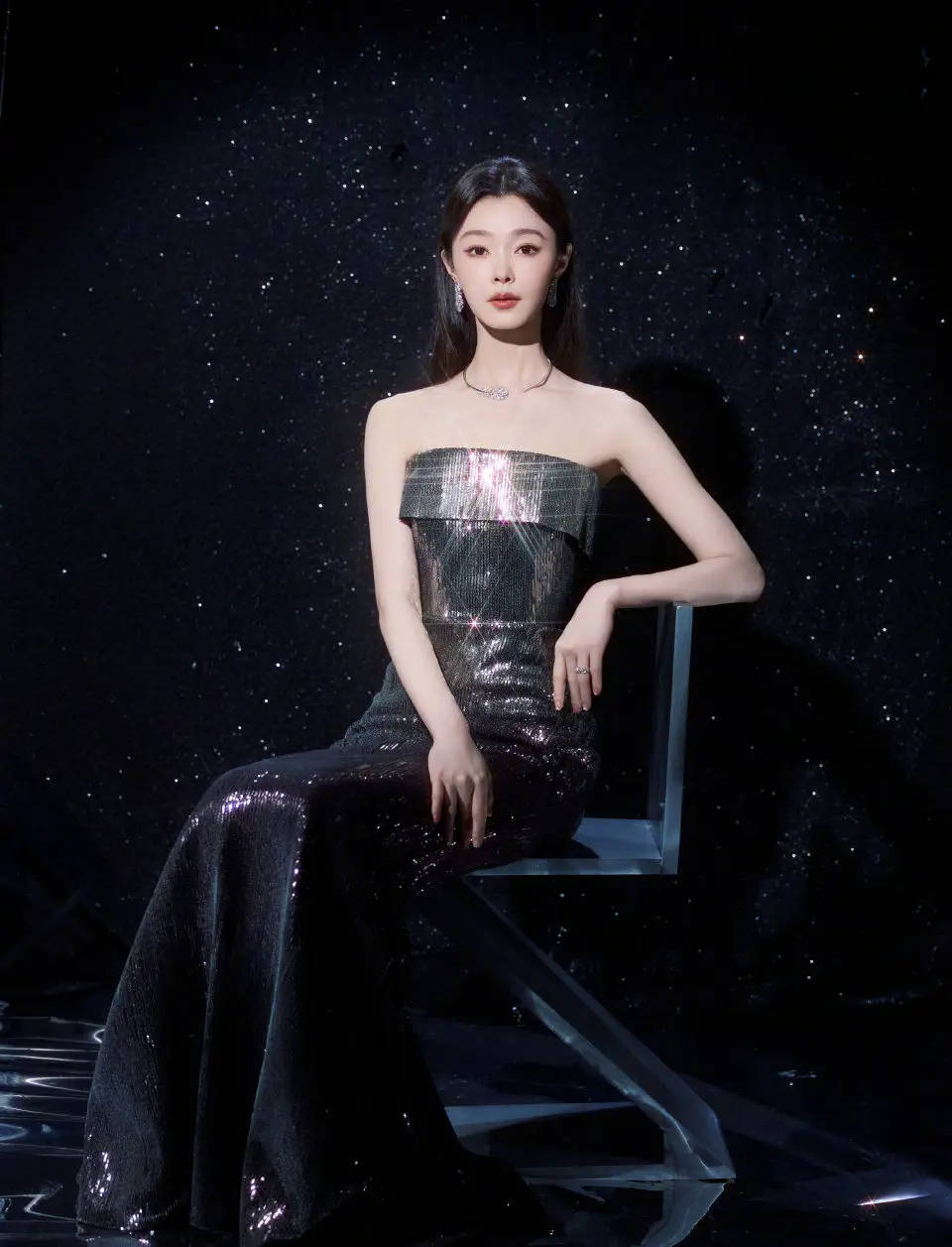 宋轶身着抹胸亮片裙妆容精致 完美解锁星光氛围感