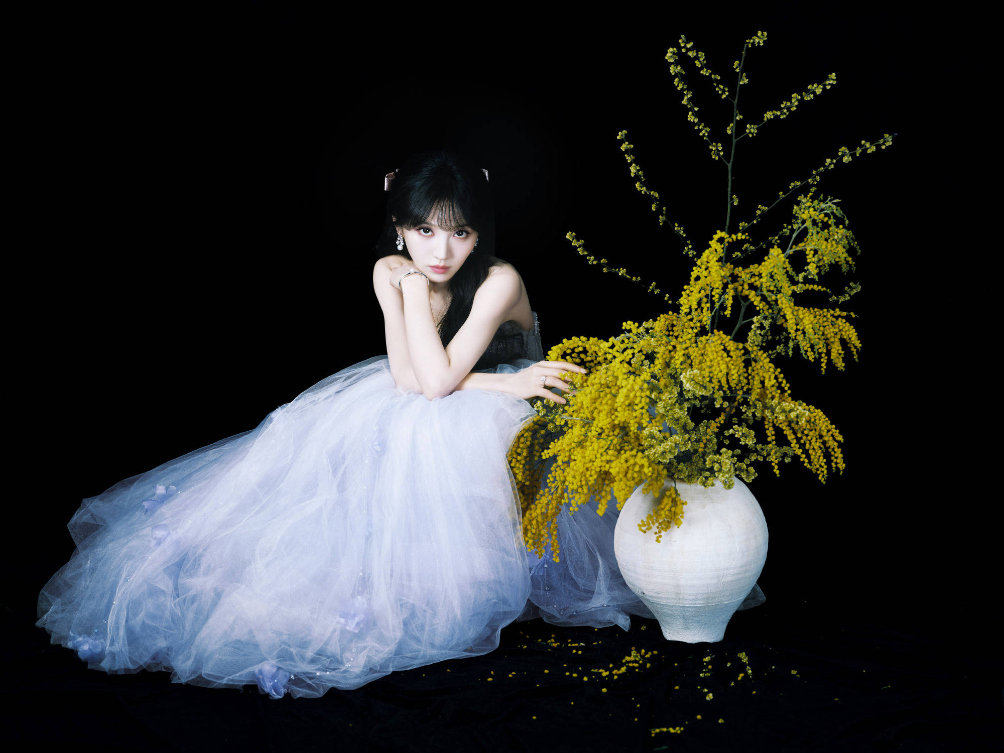 田曦薇穿抹胸蓝纱裙与鲜花合影 半扎发灵动飘逸