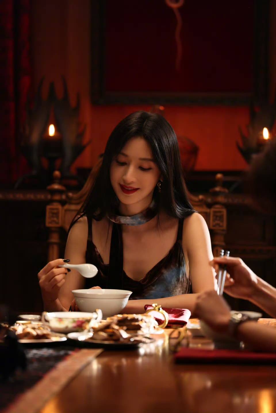 复古奢装勾勒张俪匀称身形 精致妆容解锁从容气场