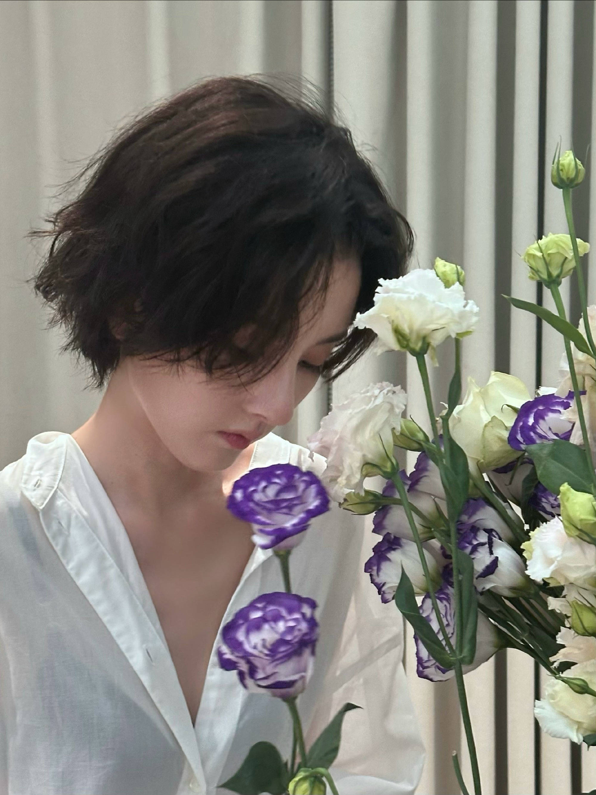 宋祖儿短发搭配简约白衬衫 眼神澄澈少女感十足