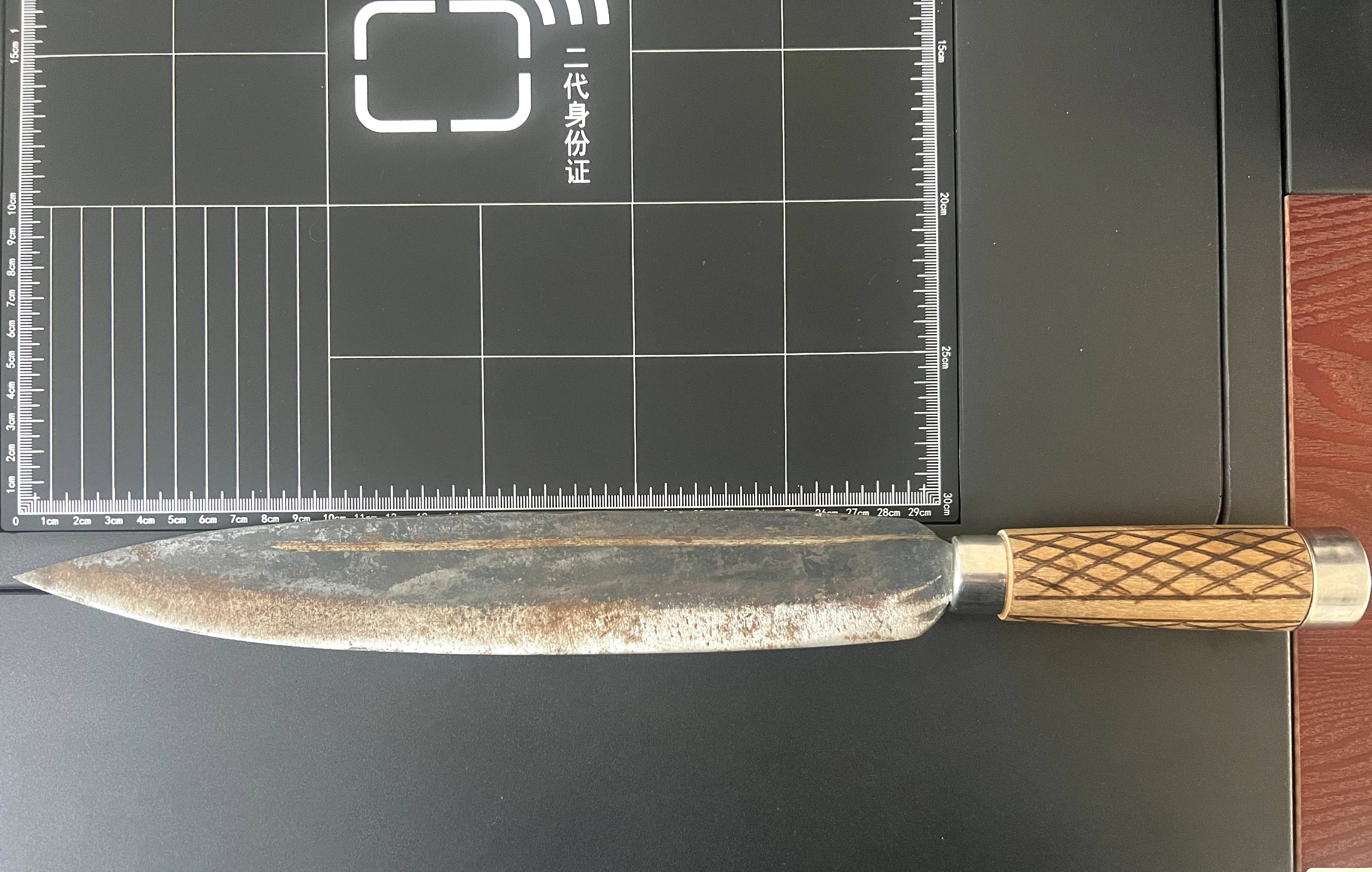 男子携带杀猪刀进站被龙山铁警处罚