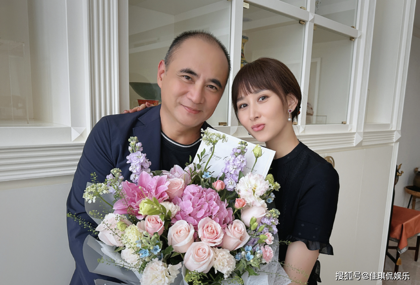 44歲胡靜結婚15週年秀恩愛,富豪老公髮量稀疏,夫妻像