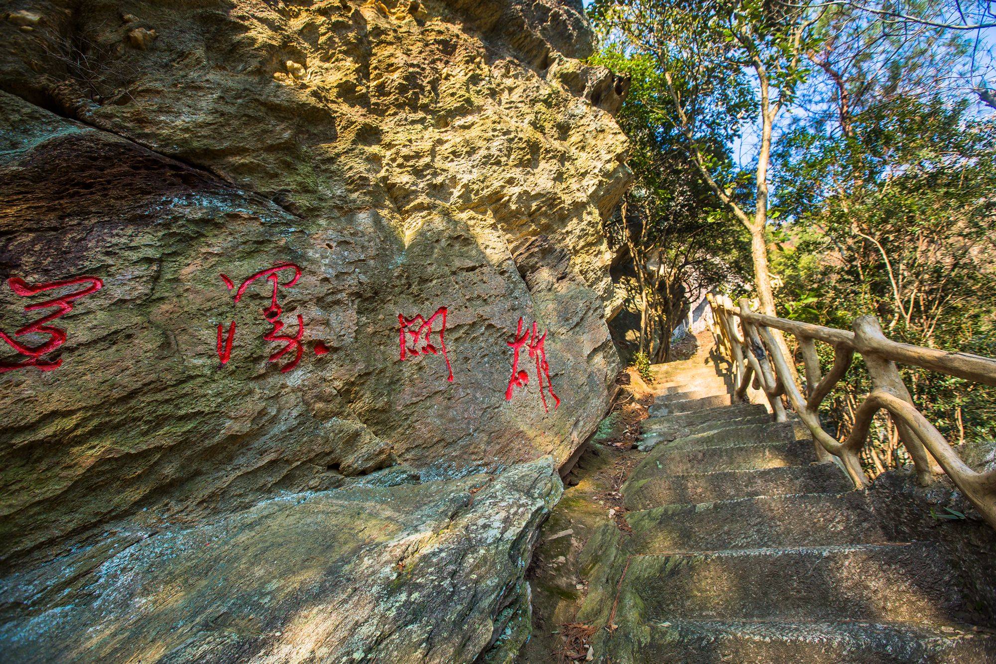 安徽宿松有一座白崖寨,规模宏大,历史悠久,被誉为南国小长城