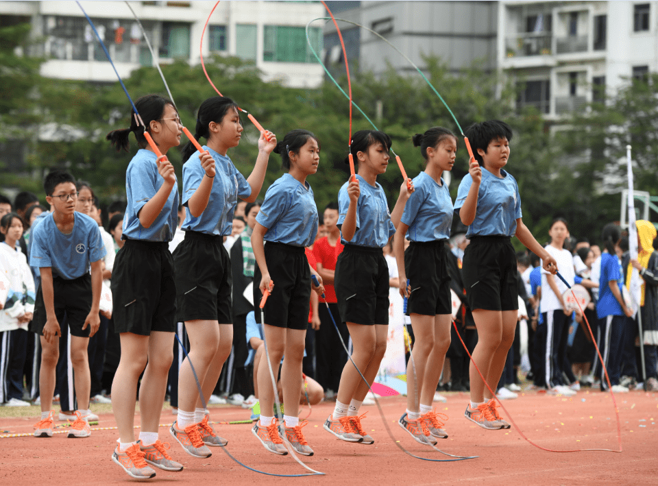 包揽了国内轮滑比赛多个冠军,涌现了12名国家队队员;跳绳