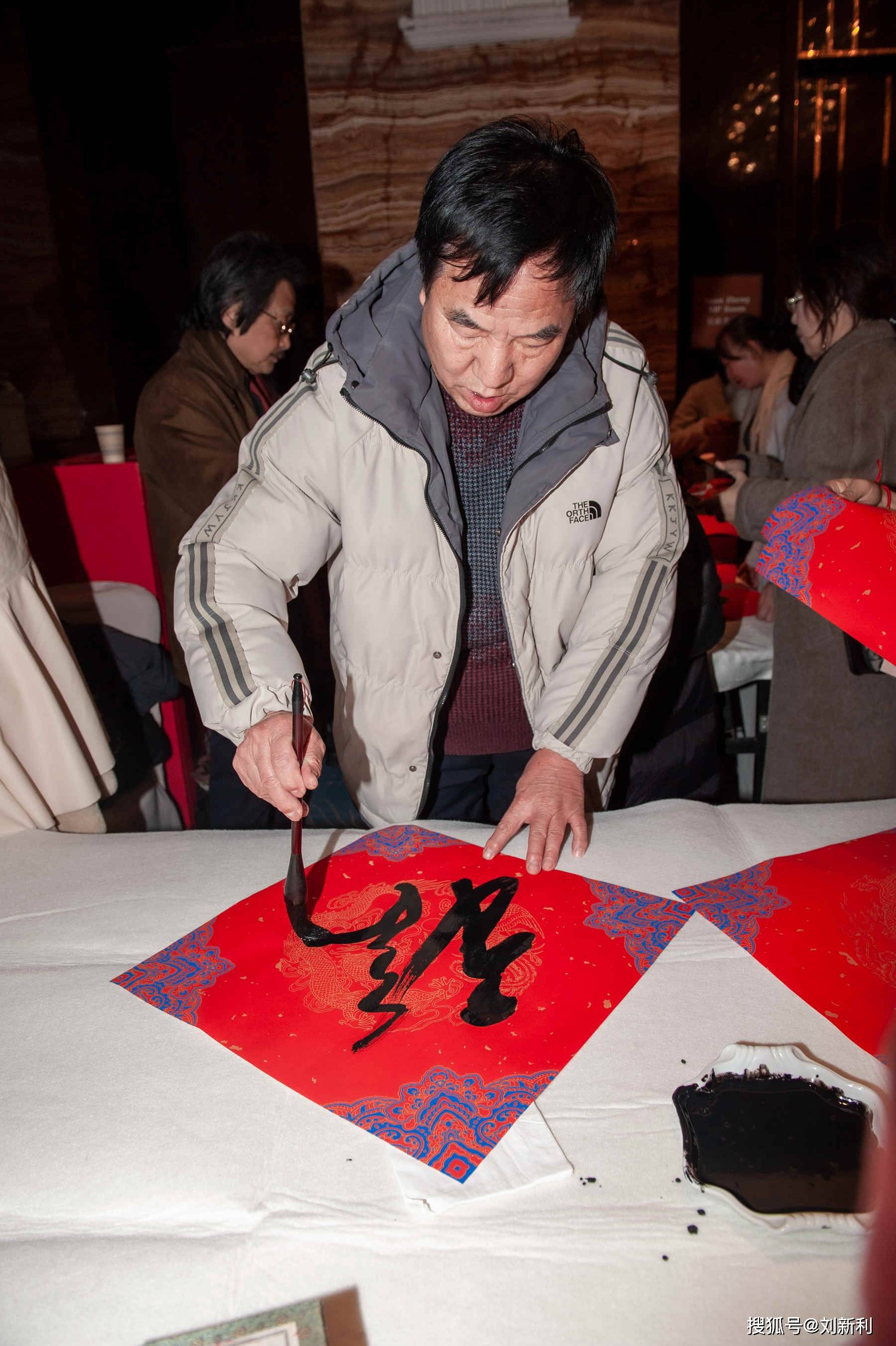 与会的著名书画家向陶然教授,凯琳生命养护中心和与会嘉宾赠送了墨宝.