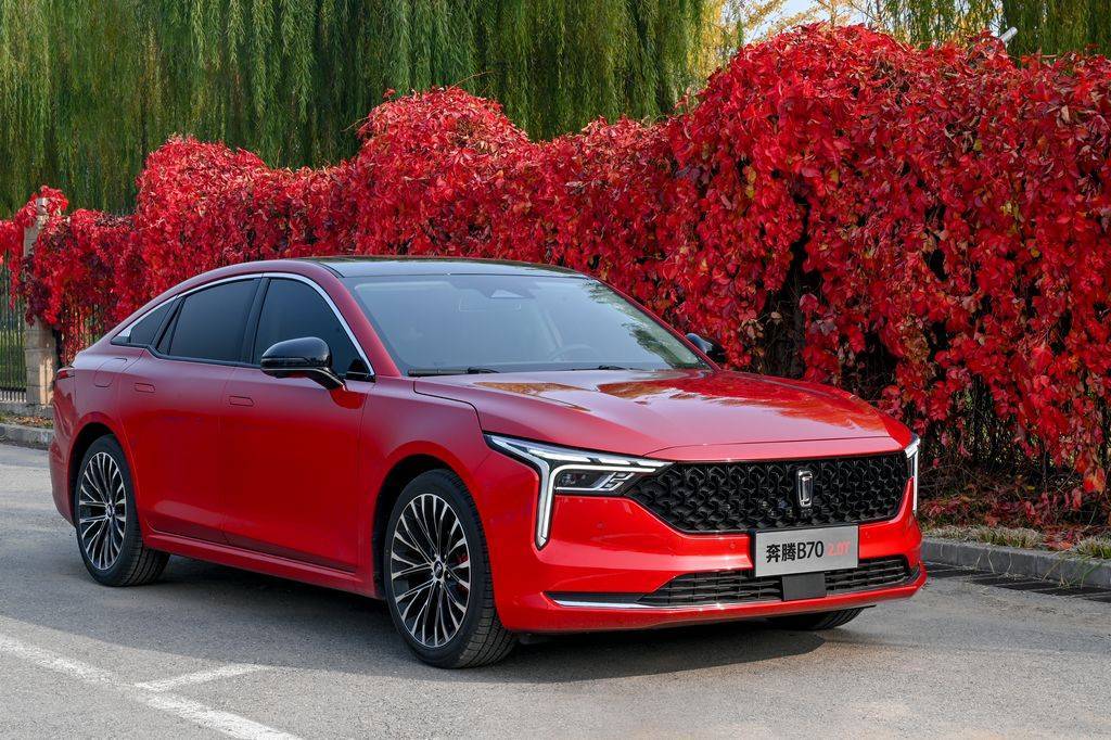 想要高颜值高配置的中型轿车 看奔腾b70