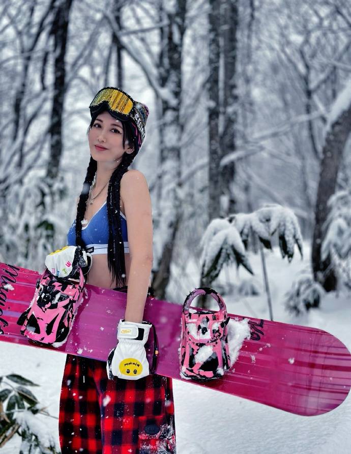 女星李彩桦雪地里穿背心拍摄写真