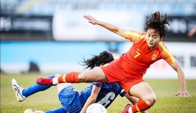 被誉为第二个"孙雯":滕巍进球后"脱衣"庆祝,国际足联为她改规则_足球