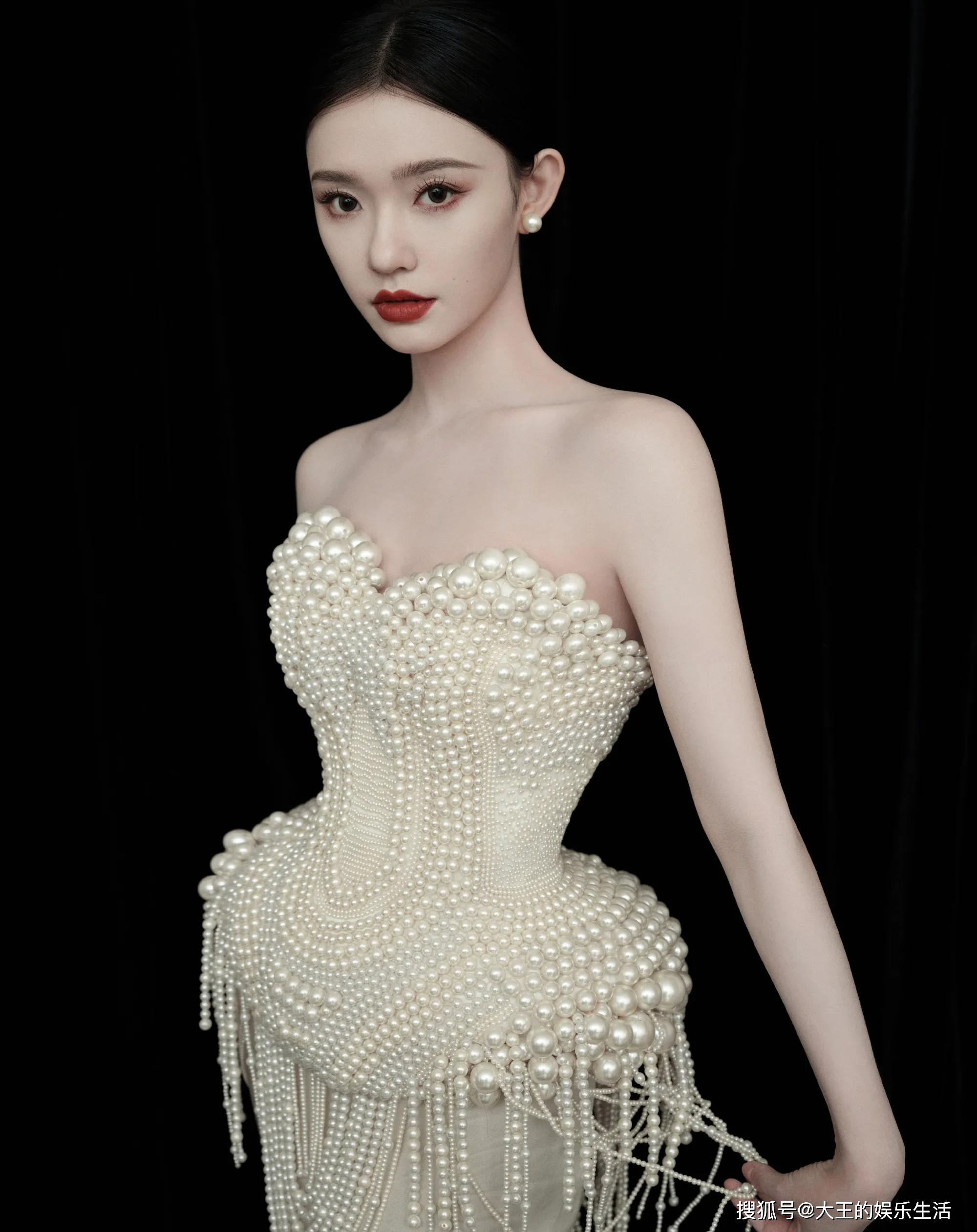 林允在微博之夜上的裙子坏了直接崩开,反应好可爱直接缝上了!