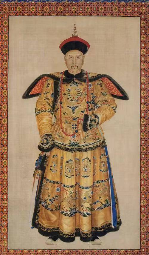 还吸取历代皇帝服装纹饰,如绘有十二章墨线图即日,月,星辰,山,龙,华虫