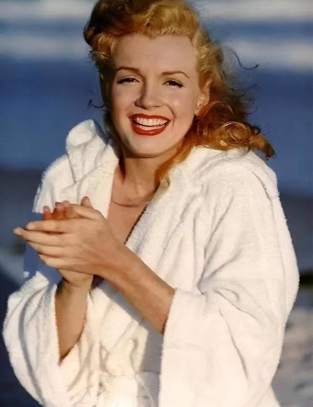 玛丽莲梦露:寄养家庭出身,与美国总统兄弟暧昧,最后死因成谜_母亲_事