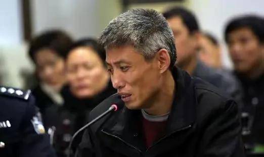2003年,刘涌被执行死刑前表情镇定,苦笑看妻子,拒绝更换新衣服_郭大妈