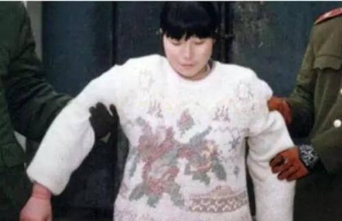 19岁少女枪决前,突然主动张开嘴,旁人不解,唯独行刑战士明白了_任雪