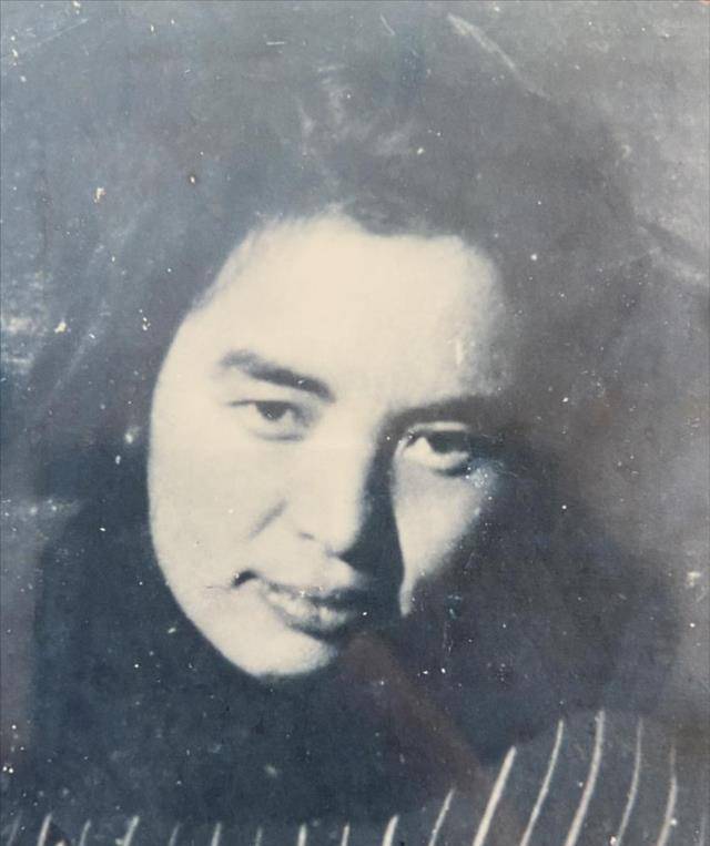 75年,葉飛上將尋找一女同志,握緊雙手:你可是救了