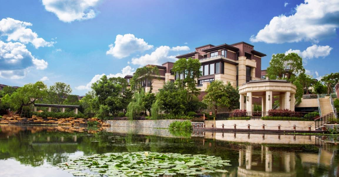 一线临深,牧云溪谷别墅首付80万入住上下五层山湖别墅毓山郡175-301㎡