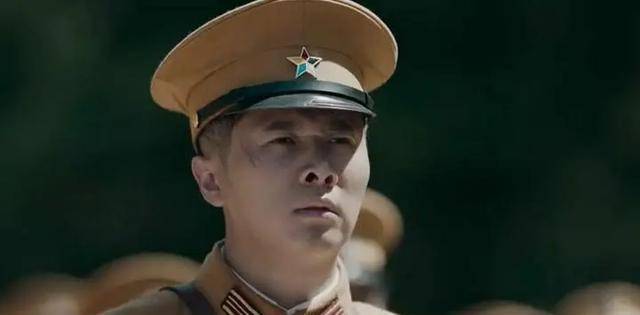 站了一上午的伪军哨兵张小年望了眼据点之外,烈日之下,土路之上暑气