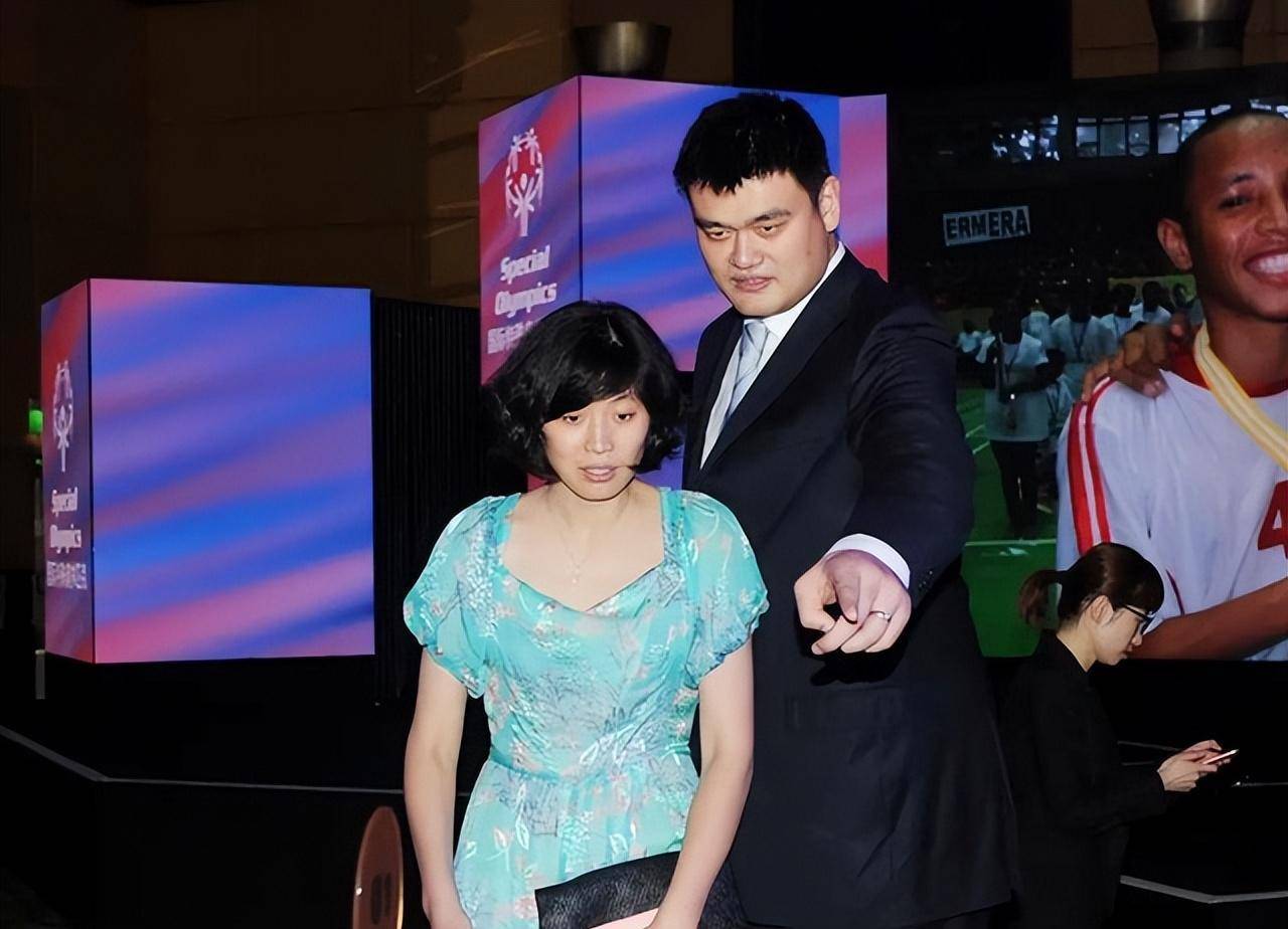 姚明与妻子叶莉近况:42岁叶莉韵味十足,13岁女儿身高到姚明胸口_训练