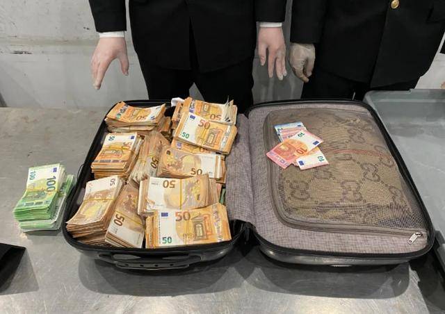 经"无申报通道"出境的旅客随身物品中查获现金1486万日元和1万美元