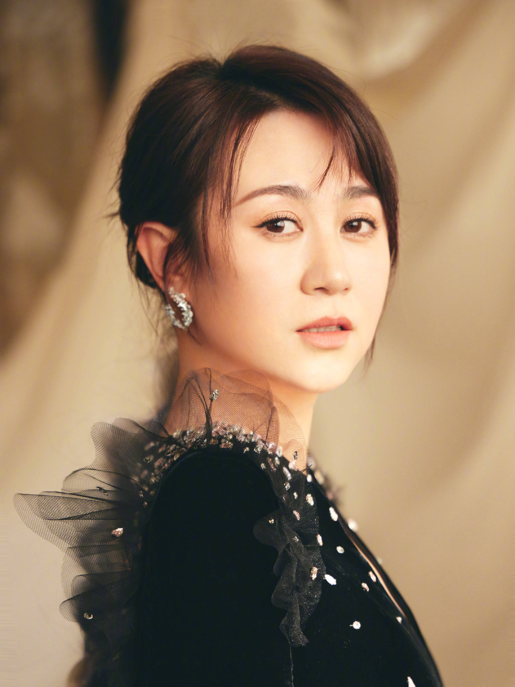 马丽穿黑丝绒深V芭蕾裙 端庄优雅女人味十足-搜狐大视野-搜狐新闻